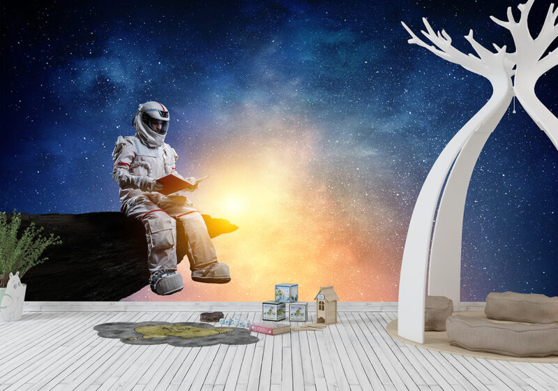 Foto tapeta Astronaut čita pod Mlečnim putem na zidu